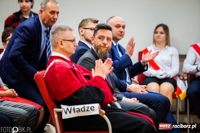 Zdjęcie w galerii na portalu naszraciborz.pl: Czepkowanie na raciborskim zamku. Drugie w historii PWSZ [FOTO i WIDEO] wiadomości z regionu