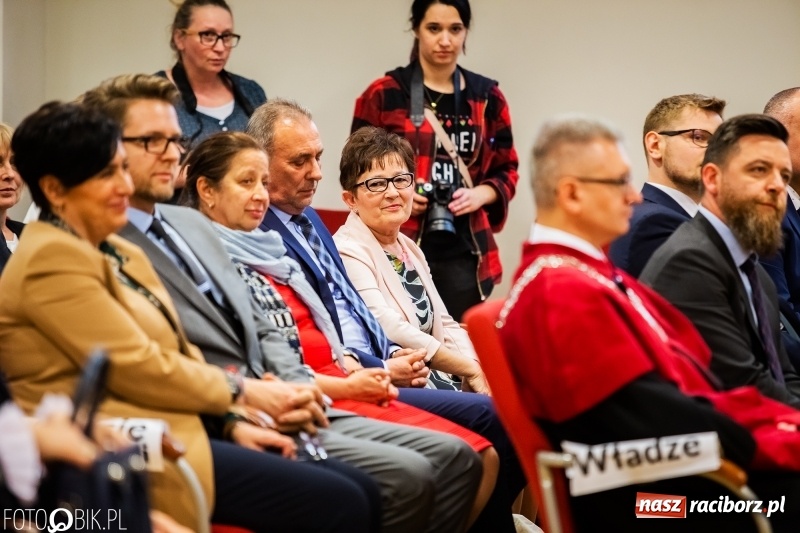 Zdjęcie w galerii na portalu naszraciborz.pl: Czepkowanie na raciborskim zamku. Drugie w historii PWSZ [FOTO i WIDEO] wiadomości z regionu