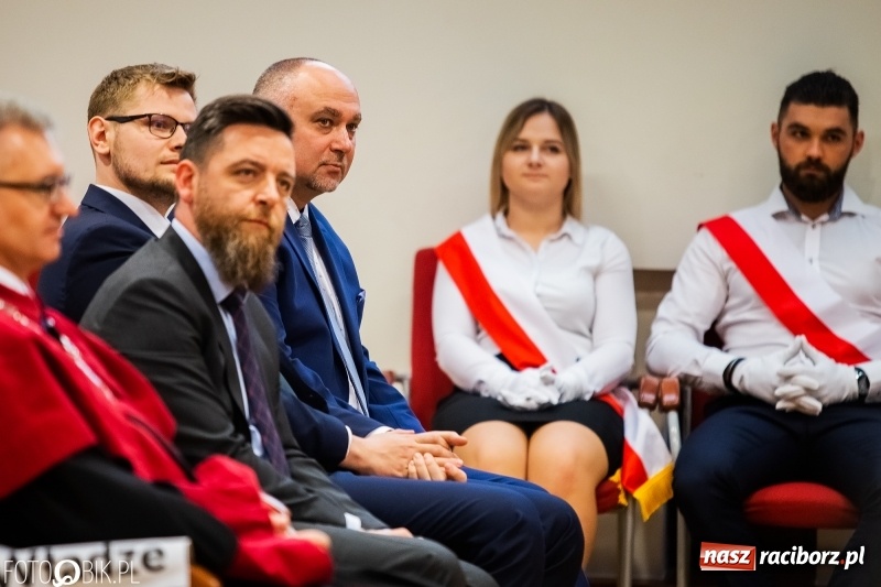 Zdjęcie w galerii na portalu naszraciborz.pl: Czepkowanie na raciborskim zamku. Drugie w historii PWSZ [FOTO i WIDEO] wiadomości z regionu