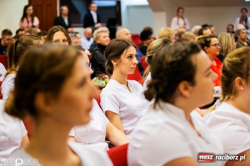 Zdjęcie w galerii na portalu naszraciborz.pl: Czepkowanie na raciborskim zamku. Drugie w historii PWSZ [FOTO i WIDEO] wiadomości z regionu