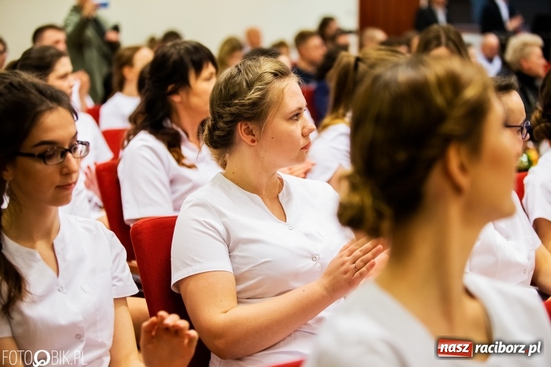 Zdjęcie w galerii na portalu naszraciborz.pl: Czepkowanie na raciborskim zamku. Drugie w historii PWSZ [FOTO i WIDEO] wiadomości z regionu
