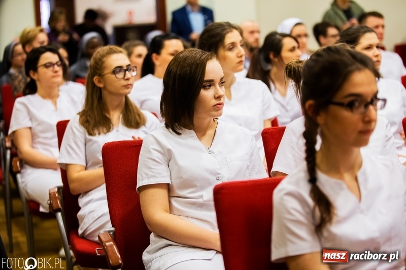 Zdjęcie w galerii na portalu naszraciborz.pl: Czepkowanie na raciborskim zamku. Drugie w historii PWSZ [FOTO i WIDEO] wiadomości z regionu