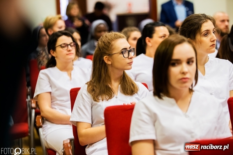 Zdjęcie w galerii na portalu naszraciborz.pl: Czepkowanie na raciborskim zamku. Drugie w historii PWSZ [FOTO i WIDEO] wiadomości z regionu