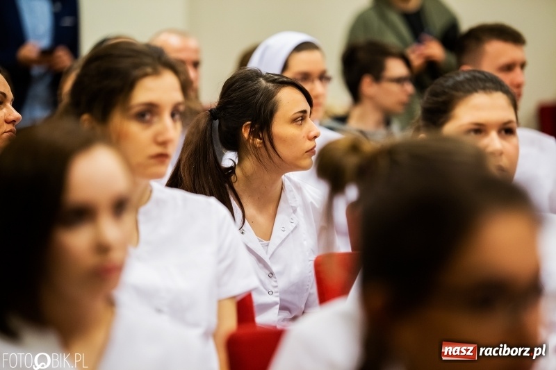 Zdjęcie w galerii na portalu naszraciborz.pl: Czepkowanie na raciborskim zamku. Drugie w historii PWSZ [FOTO i WIDEO] wiadomości z regionu
