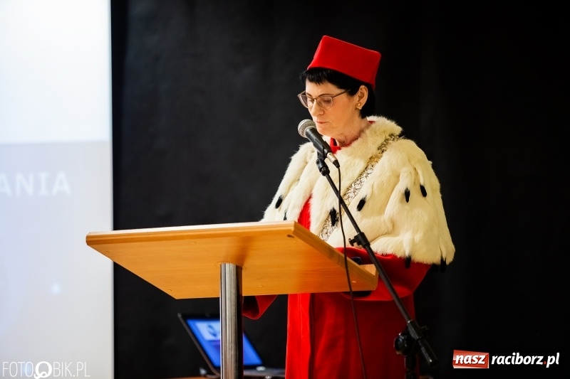 Zdjęcie w galerii na portalu naszraciborz.pl: Czepkowanie na raciborskim zamku. Drugie w historii PWSZ [FOTO i WIDEO] wiadomości z regionu