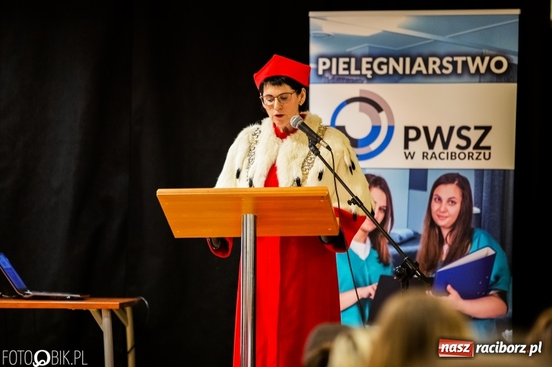 Zdjęcie w galerii na portalu naszraciborz.pl: Czepkowanie na raciborskim zamku. Drugie w historii PWSZ [FOTO i WIDEO] wiadomości z regionu