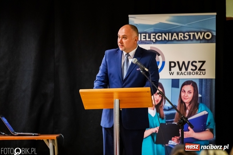 Zdjęcie w galerii na portalu naszraciborz.pl: Czepkowanie na raciborskim zamku. Drugie w historii PWSZ [FOTO i WIDEO] wiadomości z regionu