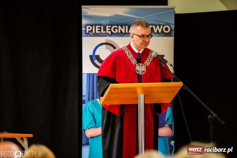 Zdjęcie w galerii na portalu naszraciborz.pl: Czepkowanie na raciborskim zamku. Drugie w historii PWSZ [FOTO i WIDEO] wiadomości z regionu