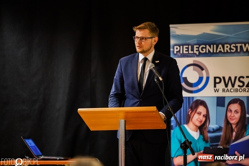 Zdjęcie w galerii na portalu naszraciborz.pl: Czepkowanie na raciborskim zamku. Drugie w historii PWSZ [FOTO i WIDEO] wiadomości z regionu