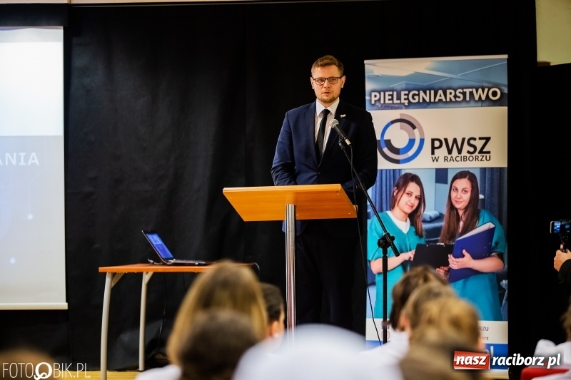Zdjęcie w galerii na portalu naszraciborz.pl: Czepkowanie na raciborskim zamku. Drugie w historii PWSZ [FOTO i WIDEO] wiadomości z regionu