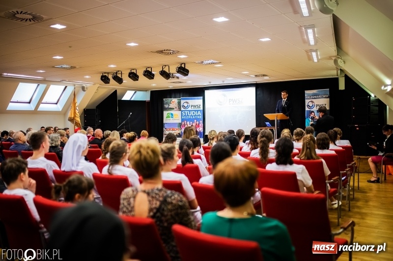 Zdjęcie w galerii na portalu naszraciborz.pl: Czepkowanie na raciborskim zamku. Drugie w historii PWSZ [FOTO i WIDEO] wiadomości z regionu