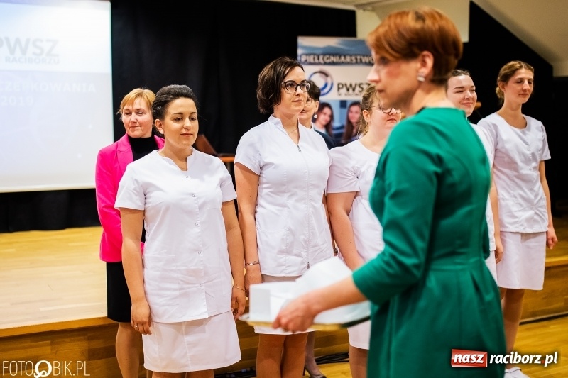 Zdjęcie w galerii na portalu naszraciborz.pl: Czepkowanie na raciborskim zamku. Drugie w historii PWSZ [FOTO i WIDEO] wiadomości z regionu
