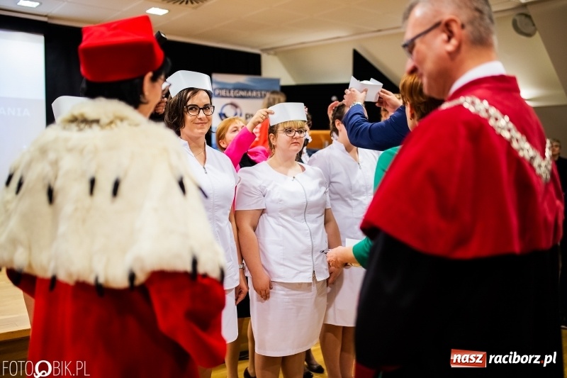 Zdjęcie w galerii na portalu naszraciborz.pl: Czepkowanie na raciborskim zamku. Drugie w historii PWSZ [FOTO i WIDEO] wiadomości z regionu