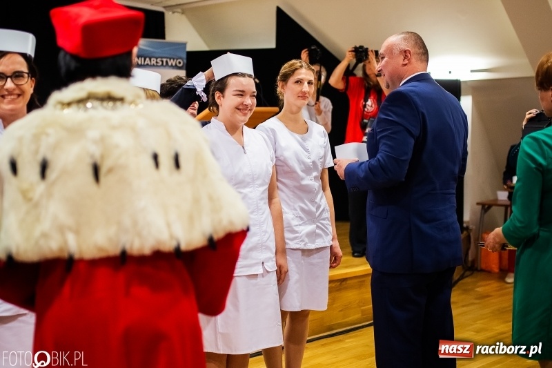 Zdjęcie w galerii na portalu naszraciborz.pl: Czepkowanie na raciborskim zamku. Drugie w historii PWSZ [FOTO i WIDEO] wiadomości z regionu