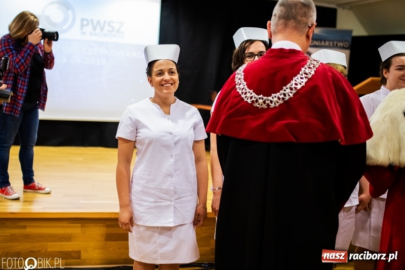 Zdjęcie w galerii na portalu naszraciborz.pl: Czepkowanie na raciborskim zamku. Drugie w historii PWSZ [FOTO i WIDEO] wiadomości z regionu
