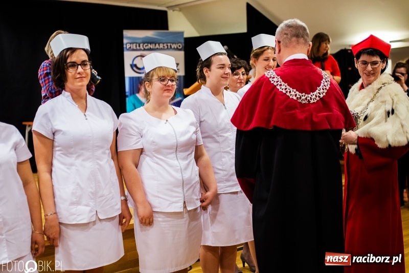 Zdjęcie w galerii na portalu naszraciborz.pl: Czepkowanie na raciborskim zamku. Drugie w historii PWSZ [FOTO i WIDEO] wiadomości z regionu