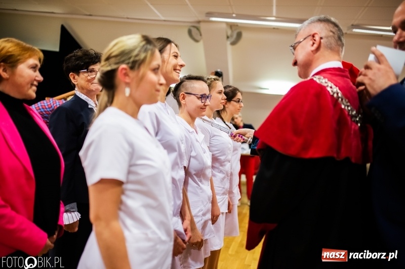 Zdjęcie w galerii na portalu naszraciborz.pl: Czepkowanie na raciborskim zamku. Drugie w historii PWSZ [FOTO i WIDEO] wiadomości z regionu