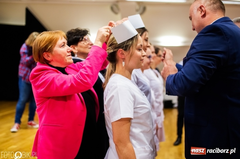 Zdjęcie w galerii na portalu naszraciborz.pl: Czepkowanie na raciborskim zamku. Drugie w historii PWSZ [FOTO i WIDEO] wiadomości z regionu