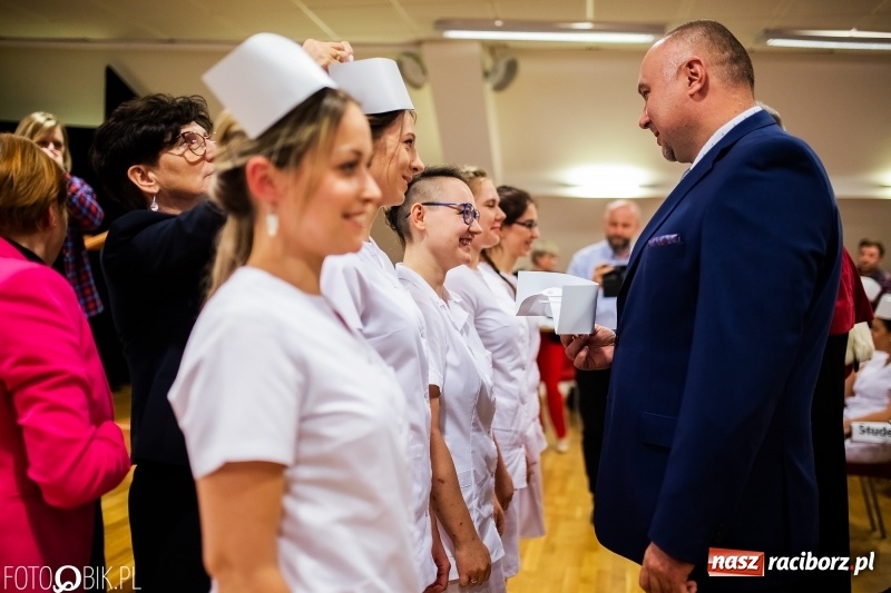 Zdjęcie w galerii na portalu naszraciborz.pl: Czepkowanie na raciborskim zamku. Drugie w historii PWSZ [FOTO i WIDEO] wiadomości z regionu