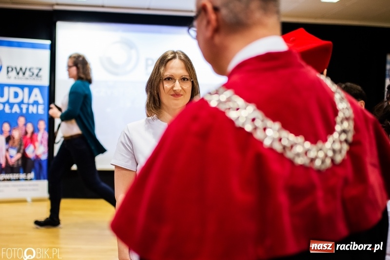 Zdjęcie w galerii na portalu naszraciborz.pl: Czepkowanie na raciborskim zamku. Drugie w historii PWSZ [FOTO i WIDEO] wiadomości z regionu