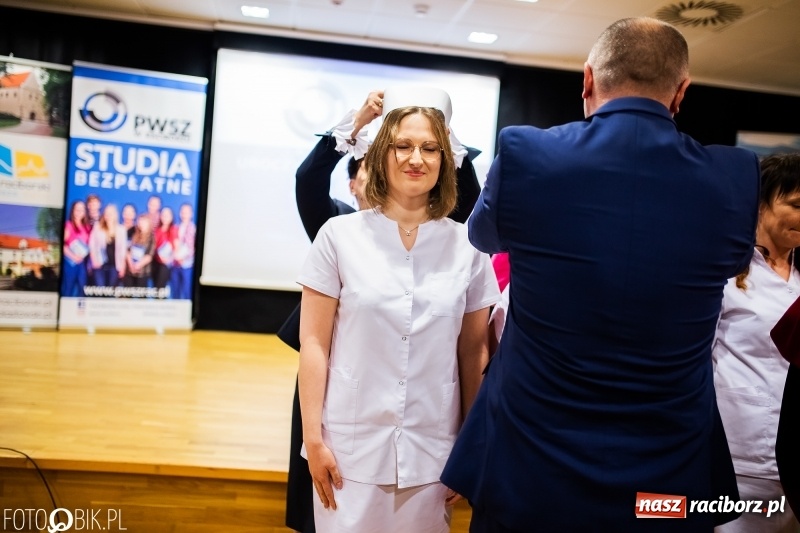 Zdjęcie w galerii na portalu naszraciborz.pl: Czepkowanie na raciborskim zamku. Drugie w historii PWSZ [FOTO i WIDEO] wiadomości z regionu