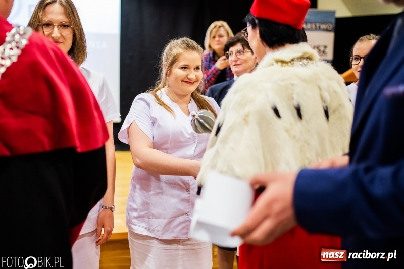 Zdjęcie w galerii na portalu naszraciborz.pl: Czepkowanie na raciborskim zamku. Drugie w historii PWSZ [FOTO i WIDEO] wiadomości z regionu