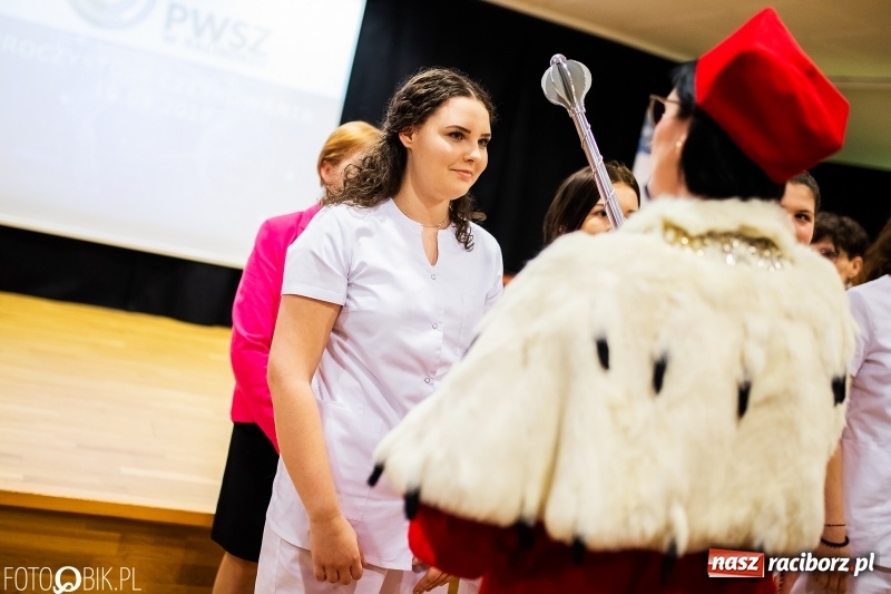 Zdjęcie w galerii na portalu naszraciborz.pl: Czepkowanie na raciborskim zamku. Drugie w historii PWSZ [FOTO i WIDEO] wiadomości z regionu