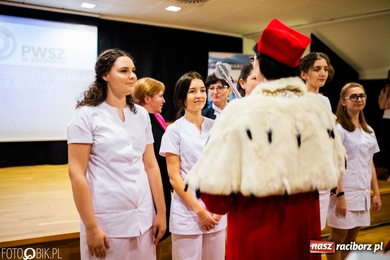 Zdjęcie w galerii na portalu naszraciborz.pl: Czepkowanie na raciborskim zamku. Drugie w historii PWSZ [FOTO i WIDEO] wiadomości z regionu