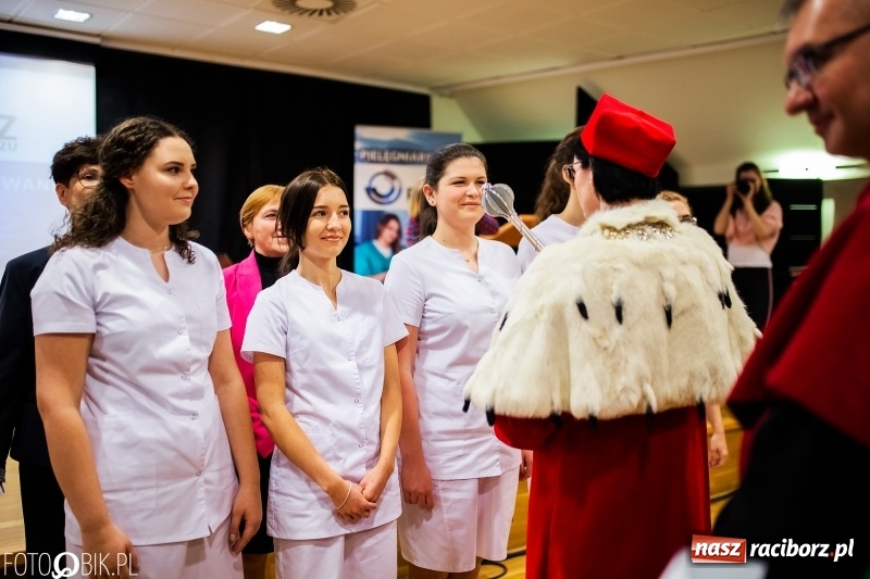Zdjęcie w galerii na portalu naszraciborz.pl: Czepkowanie na raciborskim zamku. Drugie w historii PWSZ [FOTO i WIDEO] wiadomości z regionu