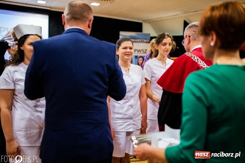 Zdjęcie w galerii na portalu naszraciborz.pl: Czepkowanie na raciborskim zamku. Drugie w historii PWSZ [FOTO i WIDEO] wiadomości z regionu