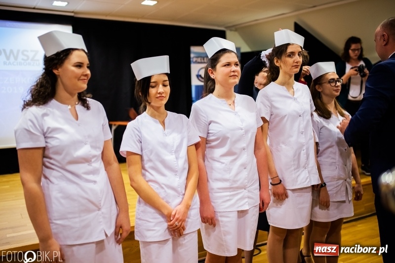 Zdjęcie w galerii na portalu naszraciborz.pl: Czepkowanie na raciborskim zamku. Drugie w historii PWSZ [FOTO i WIDEO] wiadomości z regionu