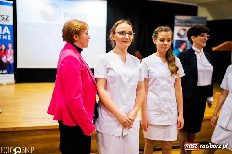 Zdjęcie w galerii na portalu naszraciborz.pl: Czepkowanie na raciborskim zamku. Drugie w historii PWSZ [FOTO i WIDEO] wiadomości z regionu