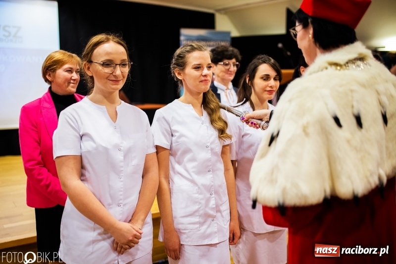 Zdjęcie w galerii na portalu naszraciborz.pl: Czepkowanie na raciborskim zamku. Drugie w historii PWSZ [FOTO i WIDEO] wiadomości z regionu