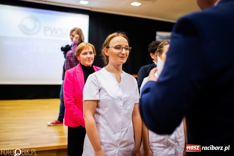 Zdjęcie w galerii na portalu naszraciborz.pl: Czepkowanie na raciborskim zamku. Drugie w historii PWSZ [FOTO i WIDEO] wiadomości z regionu