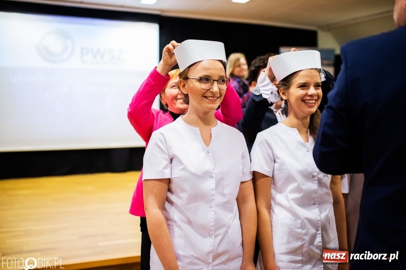 Zdjęcie w galerii na portalu naszraciborz.pl: Czepkowanie na raciborskim zamku. Drugie w historii PWSZ [FOTO i WIDEO] wiadomości z regionu
