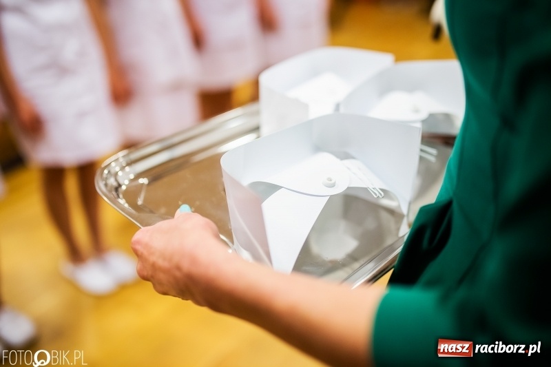 Zdjęcie w galerii na portalu naszraciborz.pl: Czepkowanie na raciborskim zamku. Drugie w historii PWSZ [FOTO i WIDEO] wiadomości z regionu