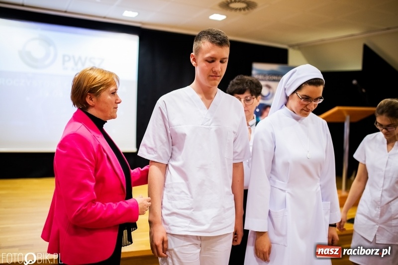 Zdjęcie w galerii na portalu naszraciborz.pl: Czepkowanie na raciborskim zamku. Drugie w historii PWSZ [FOTO i WIDEO] wiadomości z regionu