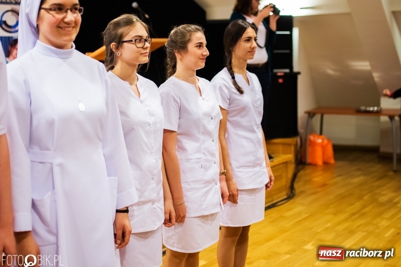 Zdjęcie w galerii na portalu naszraciborz.pl: Czepkowanie na raciborskim zamku. Drugie w historii PWSZ [FOTO i WIDEO] wiadomości z regionu