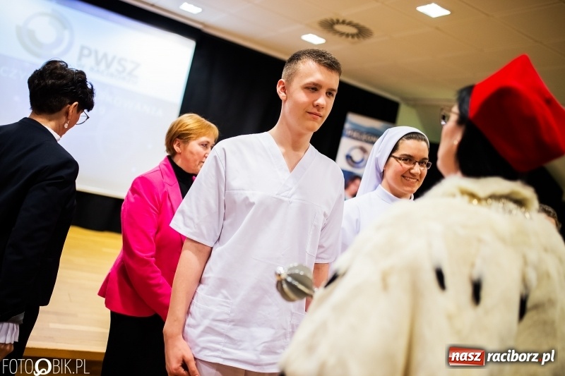 Zdjęcie w galerii na portalu naszraciborz.pl: Czepkowanie na raciborskim zamku. Drugie w historii PWSZ [FOTO i WIDEO] wiadomości z regionu