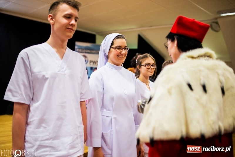 Zdjęcie w galerii na portalu naszraciborz.pl: Czepkowanie na raciborskim zamku. Drugie w historii PWSZ [FOTO i WIDEO] wiadomości z regionu