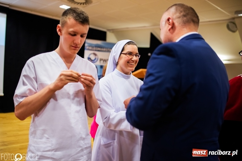 Zdjęcie w galerii na portalu naszraciborz.pl: Czepkowanie na raciborskim zamku. Drugie w historii PWSZ [FOTO i WIDEO] wiadomości z regionu