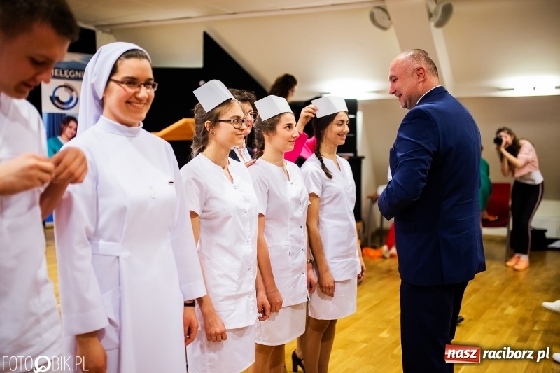 Zdjęcie w galerii na portalu naszraciborz.pl: Czepkowanie na raciborskim zamku. Drugie w historii PWSZ [FOTO i WIDEO] wiadomości z regionu