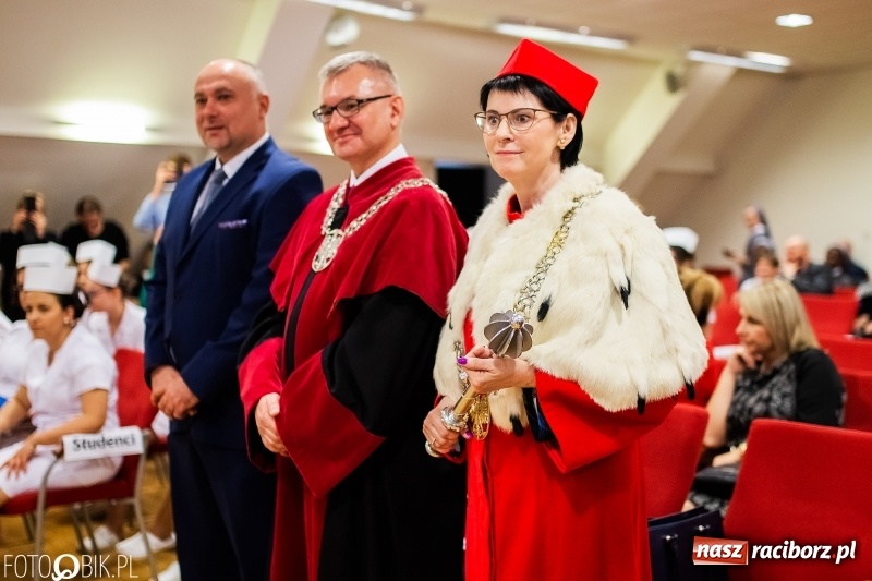 Zdjęcie w galerii na portalu naszraciborz.pl: Czepkowanie na raciborskim zamku. Drugie w historii PWSZ [FOTO i WIDEO] wiadomości z regionu