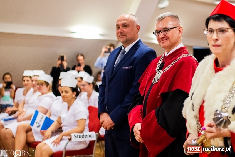 Zdjęcie w galerii na portalu naszraciborz.pl: Czepkowanie na raciborskim zamku. Drugie w historii PWSZ [FOTO i WIDEO] wiadomości z regionu