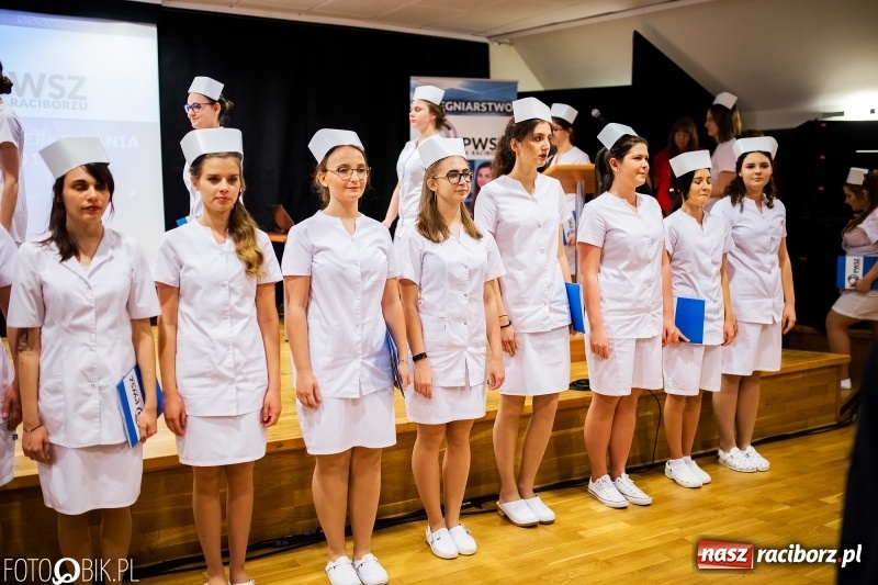 Zdjęcie w galerii na portalu naszraciborz.pl: Czepkowanie na raciborskim zamku. Drugie w historii PWSZ [FOTO i WIDEO] wiadomości z regionu