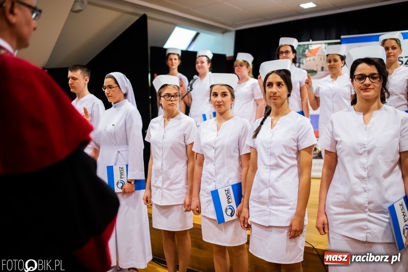 Zdjęcie w galerii na portalu naszraciborz.pl: Czepkowanie na raciborskim zamku. Drugie w historii PWSZ [FOTO i WIDEO] wiadomości z regionu