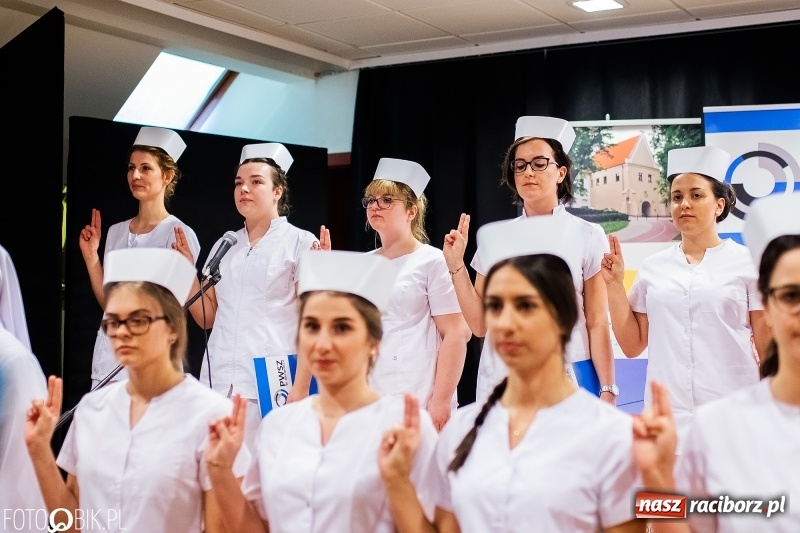 Zdjęcie w galerii na portalu naszraciborz.pl: Czepkowanie na raciborskim zamku. Drugie w historii PWSZ [FOTO i WIDEO] wiadomości z regionu