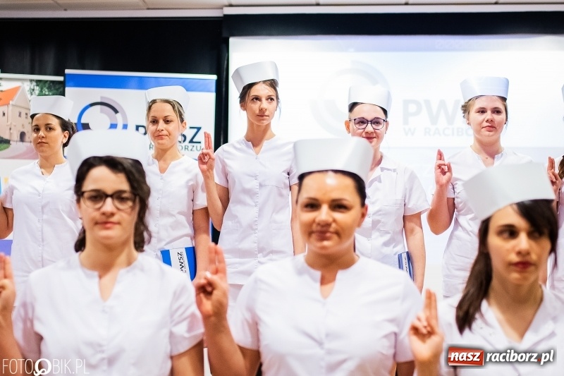 Zdjęcie w galerii na portalu naszraciborz.pl: Czepkowanie na raciborskim zamku. Drugie w historii PWSZ [FOTO i WIDEO] wiadomości z regionu