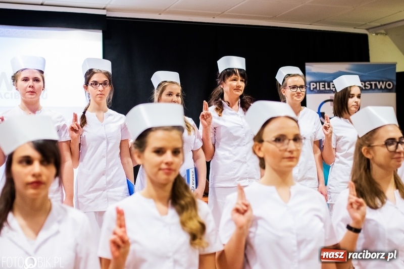 Zdjęcie w galerii na portalu naszraciborz.pl: Czepkowanie na raciborskim zamku. Drugie w historii PWSZ [FOTO i WIDEO] wiadomości z regionu