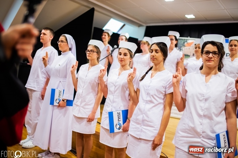Zdjęcie w galerii na portalu naszraciborz.pl: Czepkowanie na raciborskim zamku. Drugie w historii PWSZ [FOTO i WIDEO] wiadomości z regionu